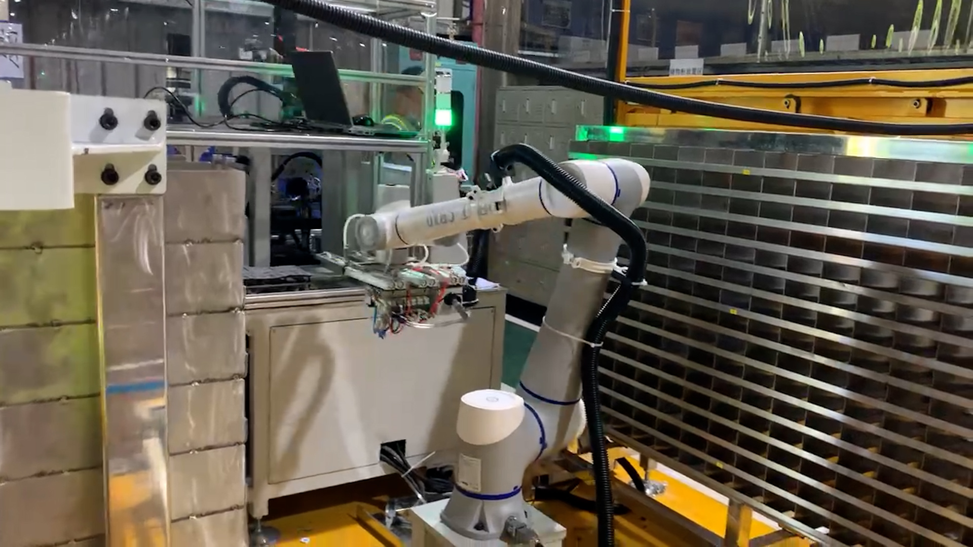 Tri automatique des plaques synthétiques découpées