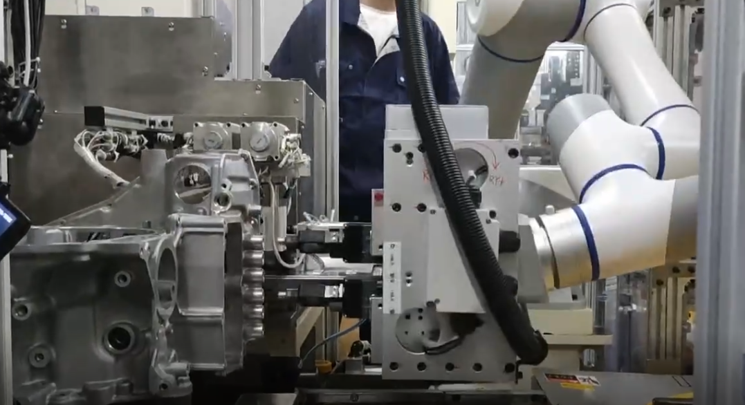 Serrage de Vis pour Boîte de Vitesses avec le Robot Série CR16